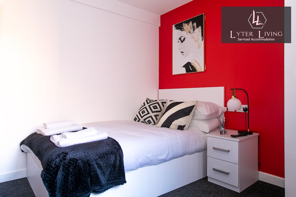 Leicester's Lyter living Serviced apartments Opposite Leicester Railway Station view 2