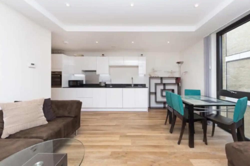Modern 1 Bedroom Apartment With Balcony in Earlsfield