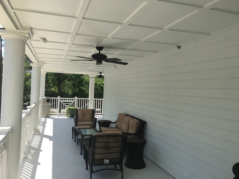 Carriage House Inn
