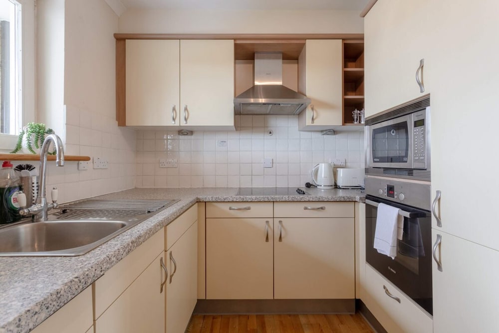 Bright, Modern One-bed With Stunning View of Thames