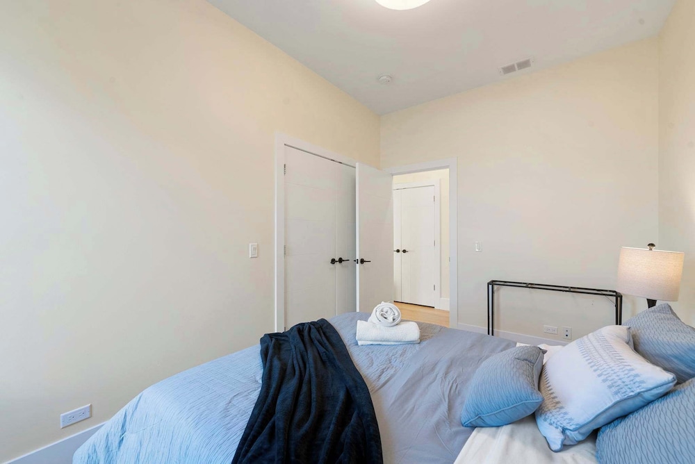 New 3bed 2bath Condo With Parking by United Center