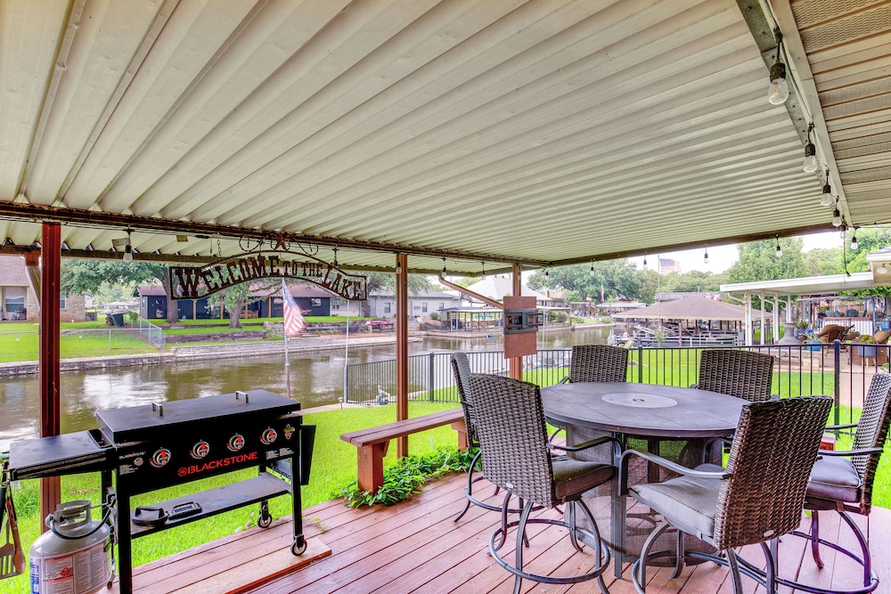 Home on Lake Granbury w/ Hot Tub: 5 Mi to Dtwn!