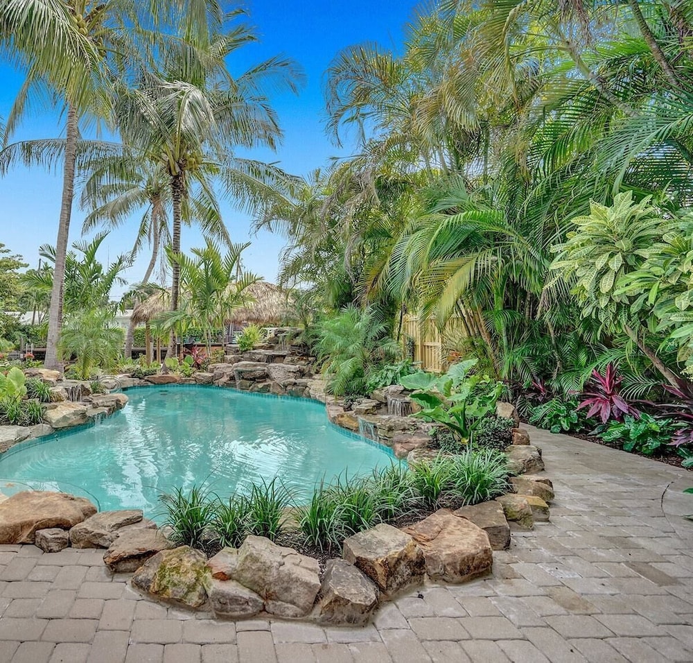 New Waterfront Oasis, Minutes to Beach, Eats, Shops - Image 1