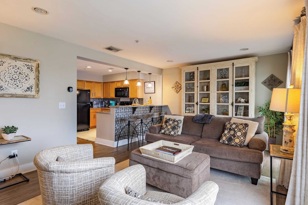 Cumberland River Views, Walk to Broadway, Downtown & Stadium Rockin' Riverfront