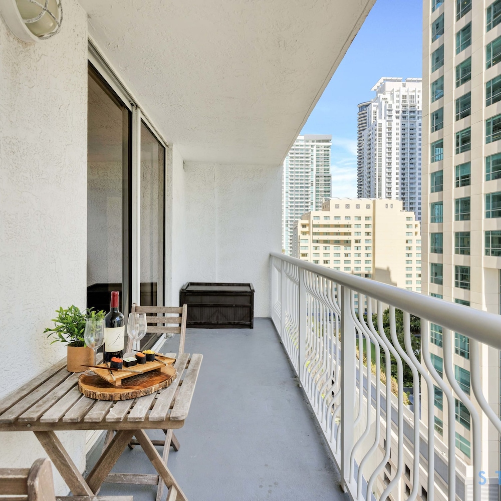 Modern 1-br Condo in Upscale Brickell Locale
