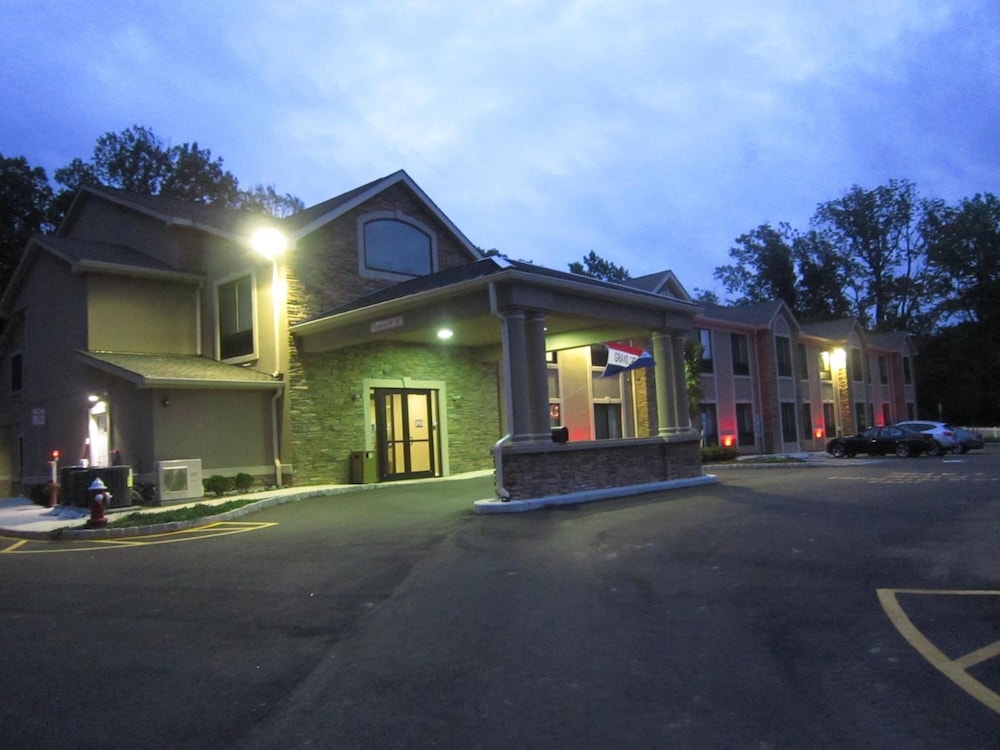 Red Carpet Inn And Suites Monmouth Jtc