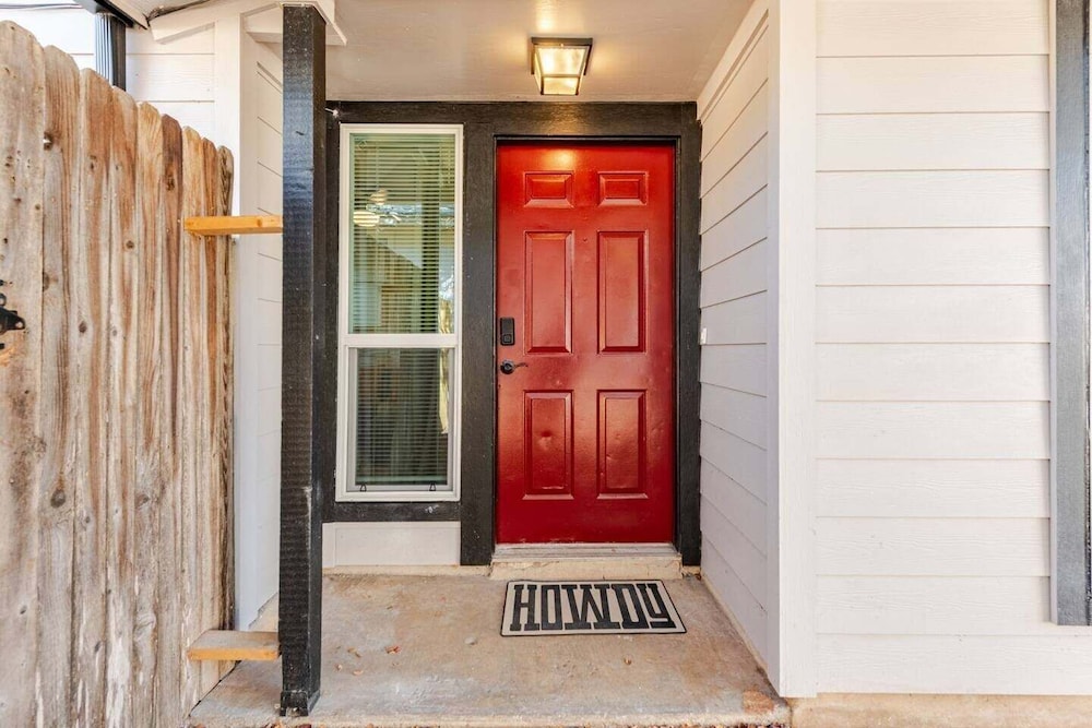 Modern 3br Townhouse Near Brushy Creek 3 Bedroom Duplex