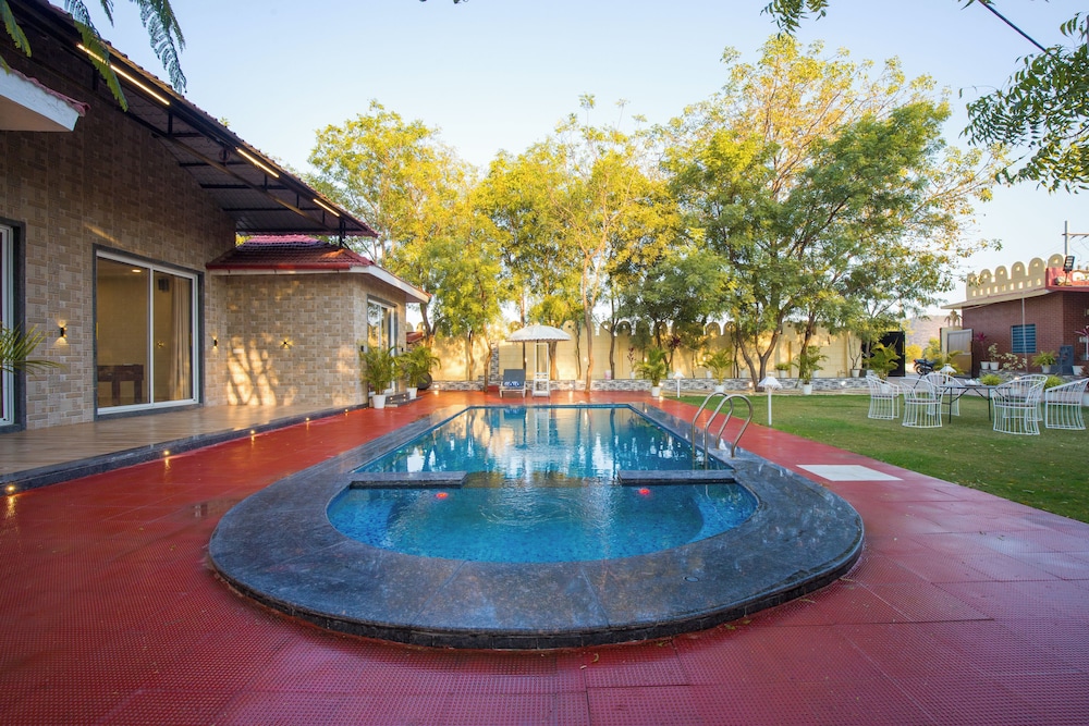 Alaya Stays 5BHK Roohmon's Farm Pvt Pool