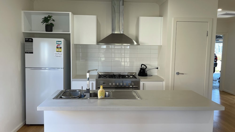 Relax 5 BRM Rental house near Melton