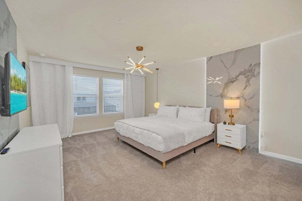 Luxury Home With Splash Pool 5 Bed Townhome! 5 Bedroom Townhouse