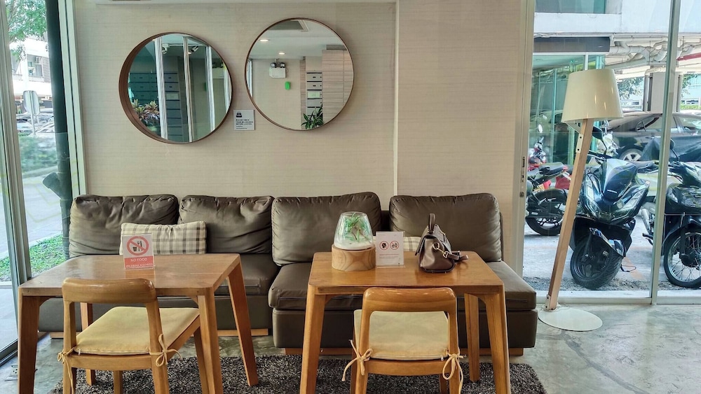 Modern Bangkok Apartment With Pool & Fitness