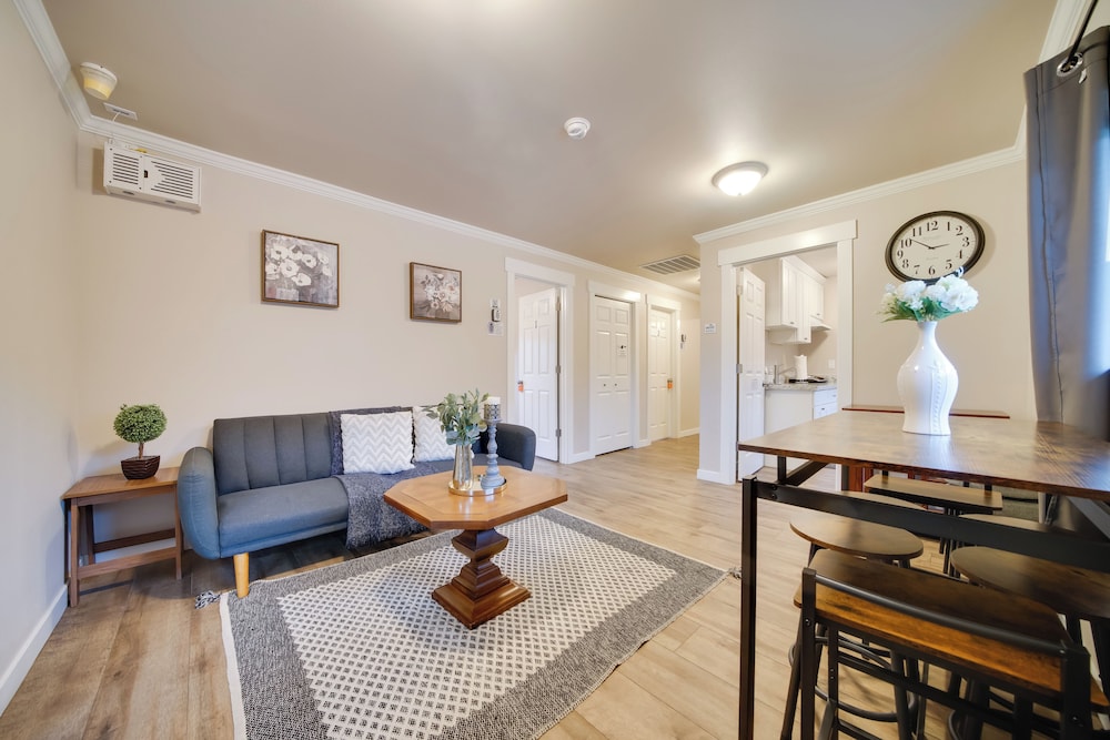 2 Mi to Lumen Field! 2nd-floor Apartment w/ Deck