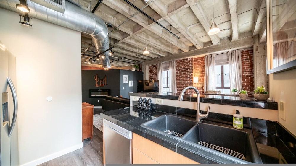 Luxury Downtown Phoenix Loft - Pool Gym Laundry