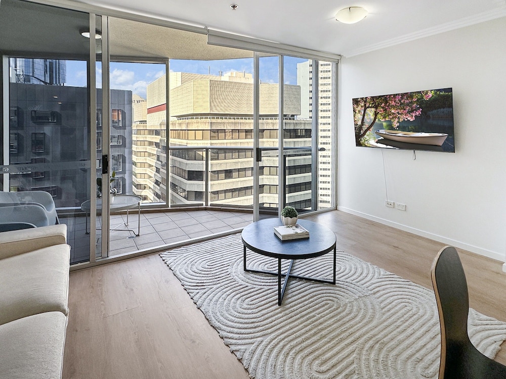 High-rise 2-bed Apartment With Gym, BBQ & Pool