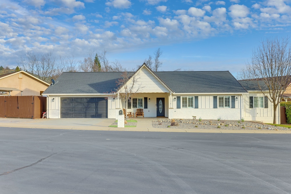 Walk Downtown: Remodeled Home in Murphys w/ Yard!