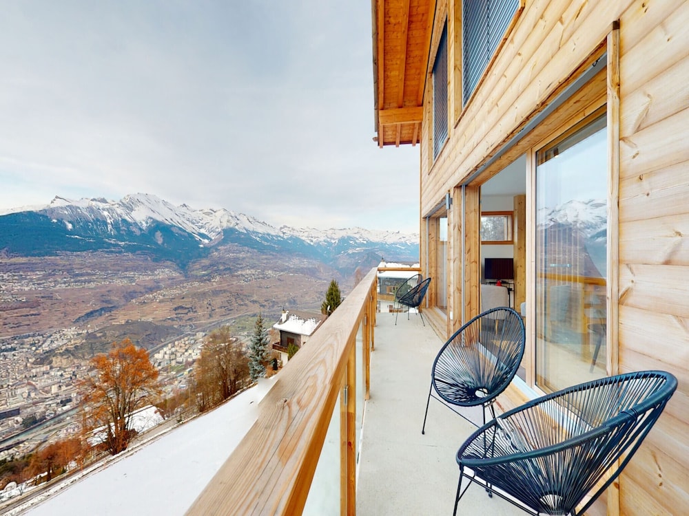 Cozy Chalet Amidst Valley With Balcony