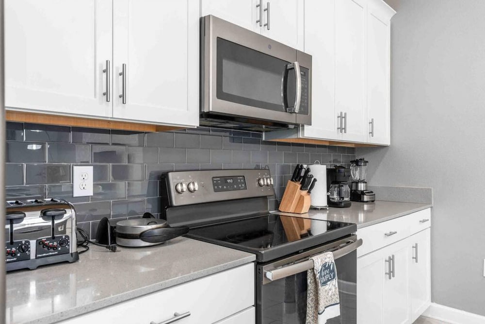 Super Dope- FUN Electric Home W Pool Amenities