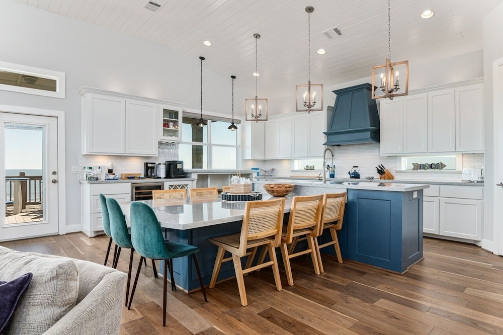 Deja Blue 5 Bedroom Home by RedAwning