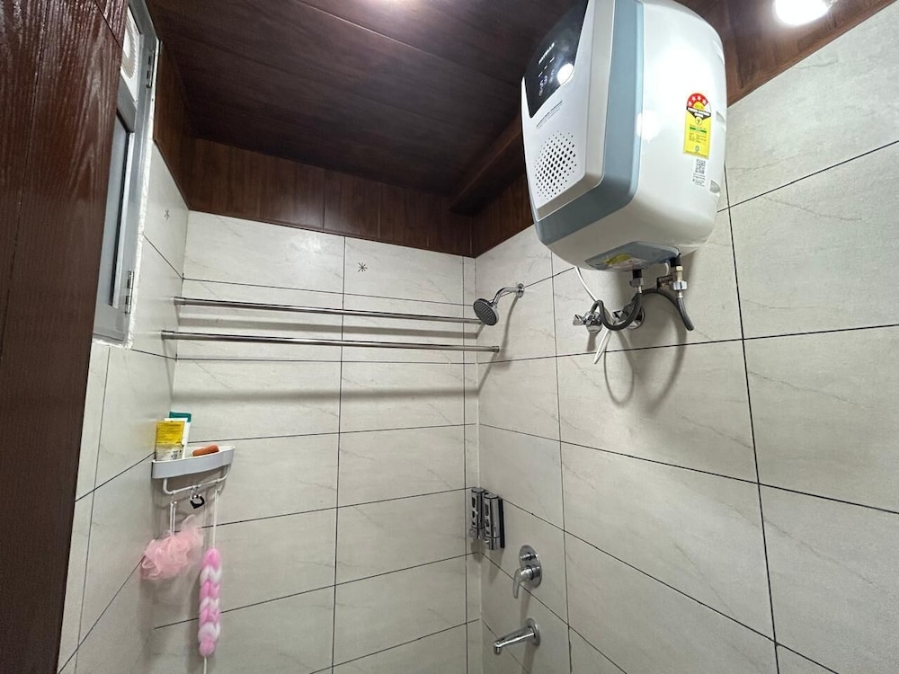 Spacious 1bhk for 6 Guests King & Sofa Beds Zirakpur,chandigarh,mohali,tricity