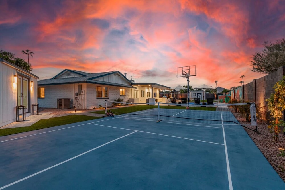 The Monterey Resort Style Pickleball Pool Putt