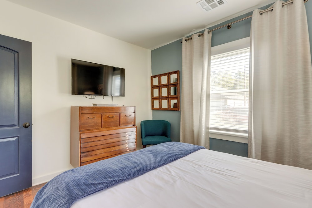Chic Joplin Cottage w/ Patio < 3 Mi to Town!