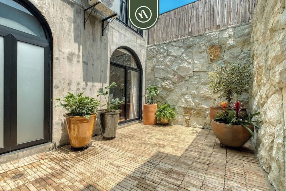 Luxury 3 BR House in Downtown - AC - Peaceful