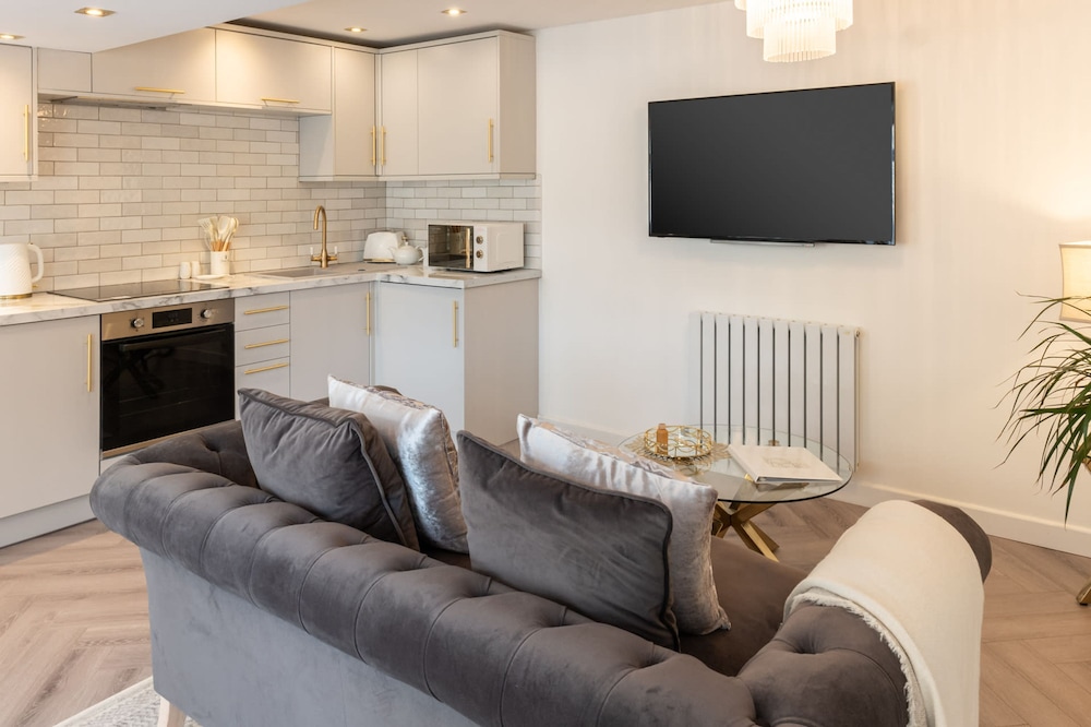 Host Stay Eccles Hideaway