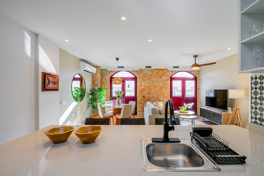 w Beautiful 2BR w Balcony in Casco Viejo