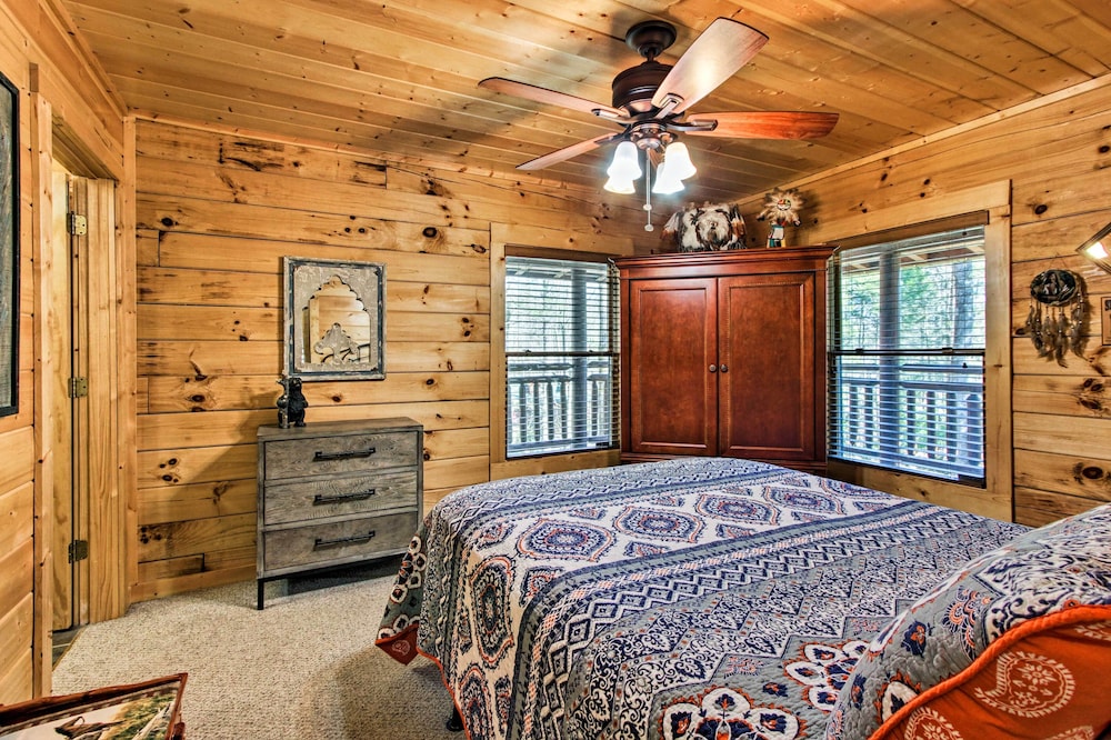 Sevierville Cabin w/ Hot Tub: 6 Mi to Pigeon Forge view 5