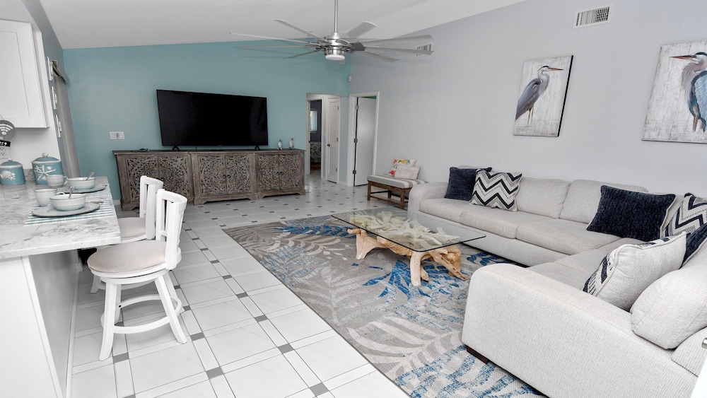 Love Bird Canalfront Villa Lounge Terrace Heated Pool pet Friendly