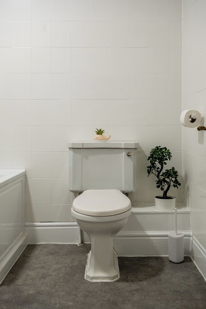 Garden Flat Apartment in Grosvenor Place