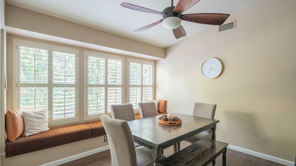 Scottsdale Gem W/pool in Private and Serene Yard!