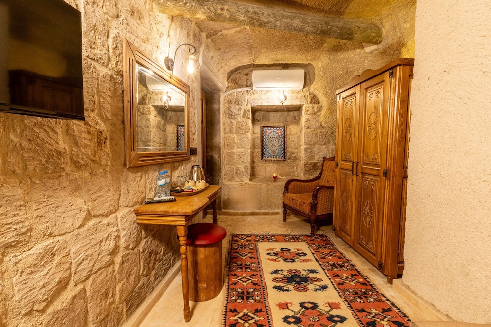 Arkelas Cave House