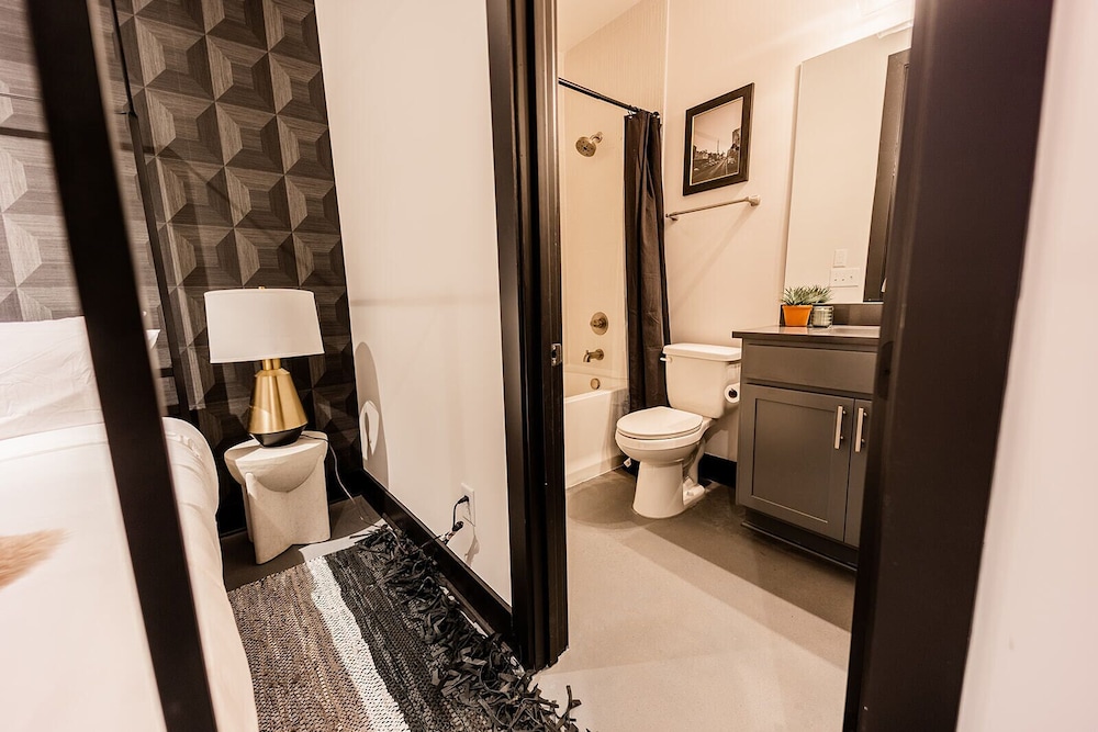 Heart of Gulch - 4 Min to Broadway - Designer Home