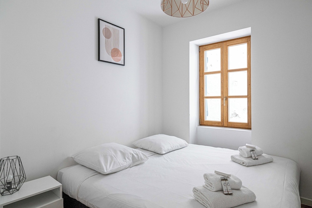 Magnificent Renovated 2 Bedroom Apartment, Terrace view 2