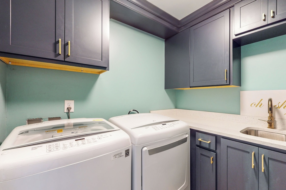 3 BR Home: Dog Friendly w/ Scenic Views & Pool