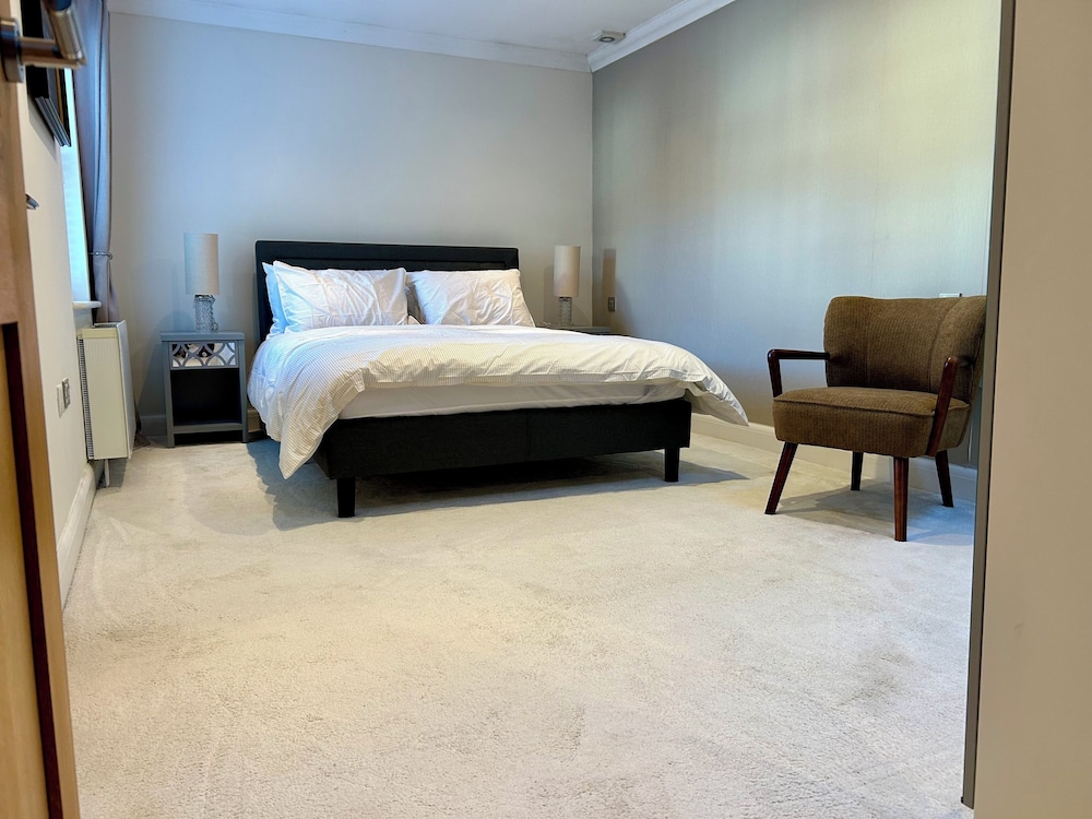 Elegant Retreat: Classic Style and Modern Comfort
