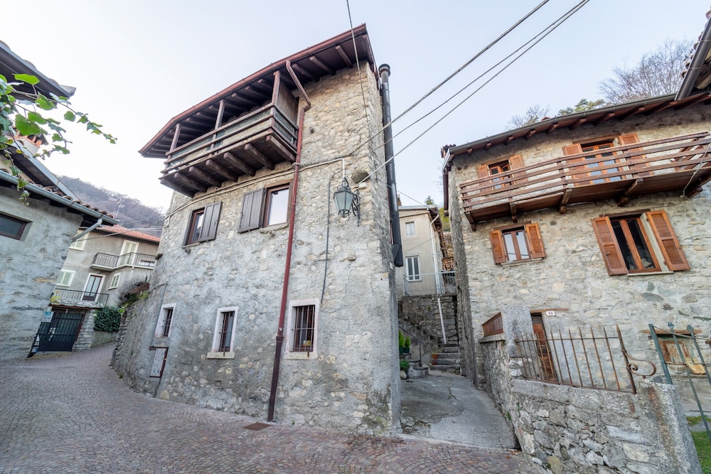 Petra Apartment in Civenna view 2