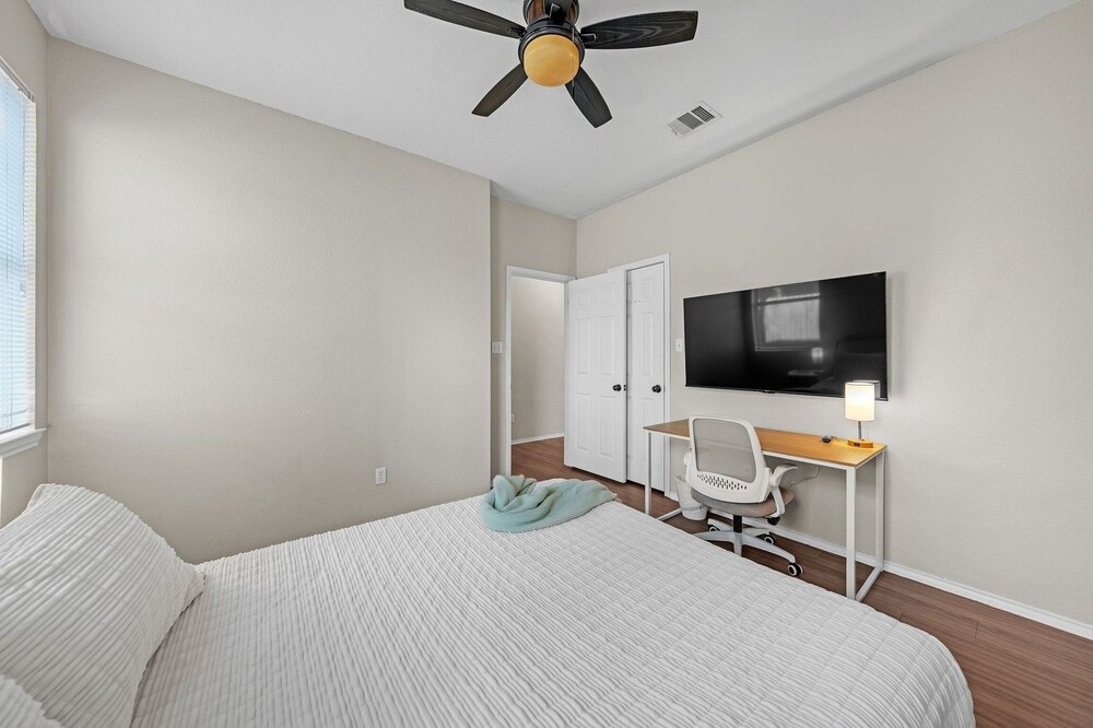 Modern 4br Gem Chic Comfort In Austin 4 Bedroom Home