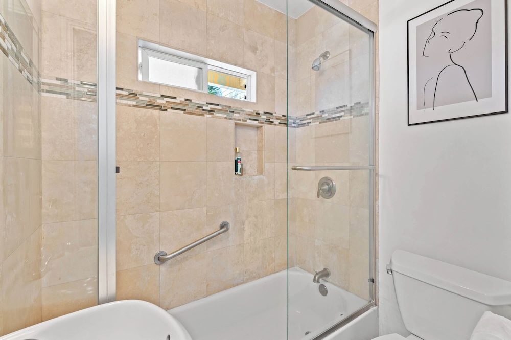 Comfortable Home Near LA With Full Kitchen & Laundry