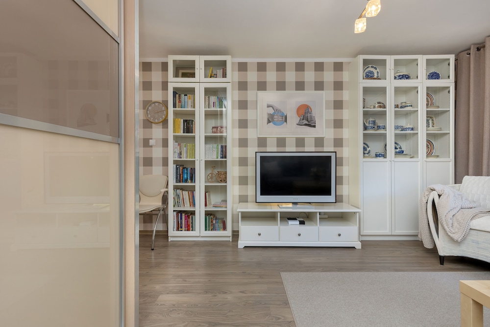 Soft Beige Raniuszka by Renters view 5
