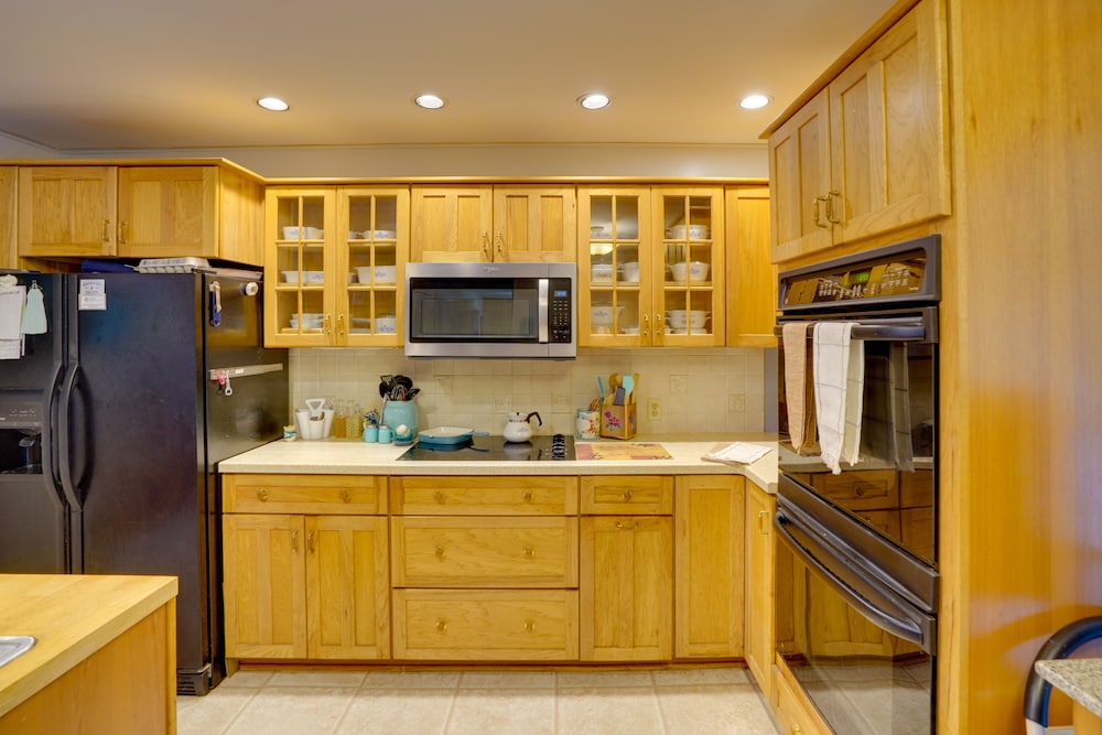 Pittsfield Home w/ Deck - 12 Mi to Jiminy Peak!