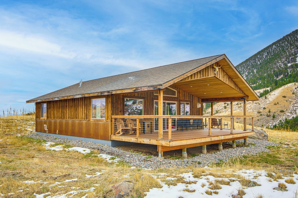< 1 Mi to Chico Hot Springs: Mtn-view Hideaway!