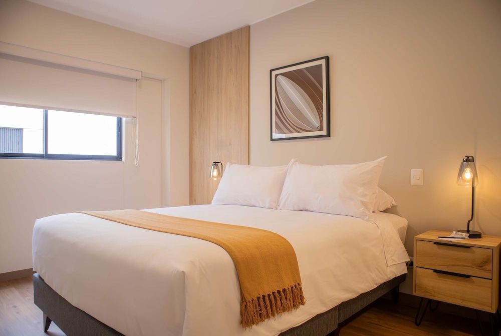 w Modern 3BR w Balcony Near Kennedy Park