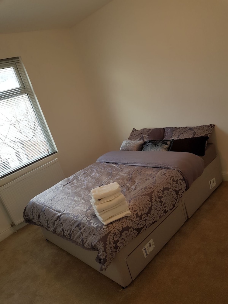 WOODLEIGH LUXURY 3 BEDROOMS HOUSE