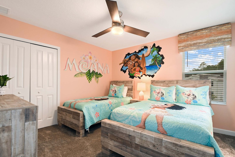 Home 9 Bed Themed Rooms Pool Storey Lake