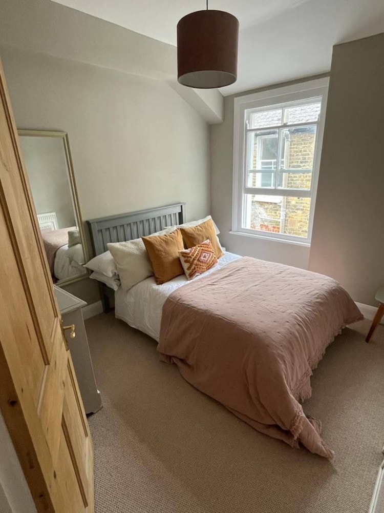 Luxuriously Designed 3 Bedroom Apartment in Clapham