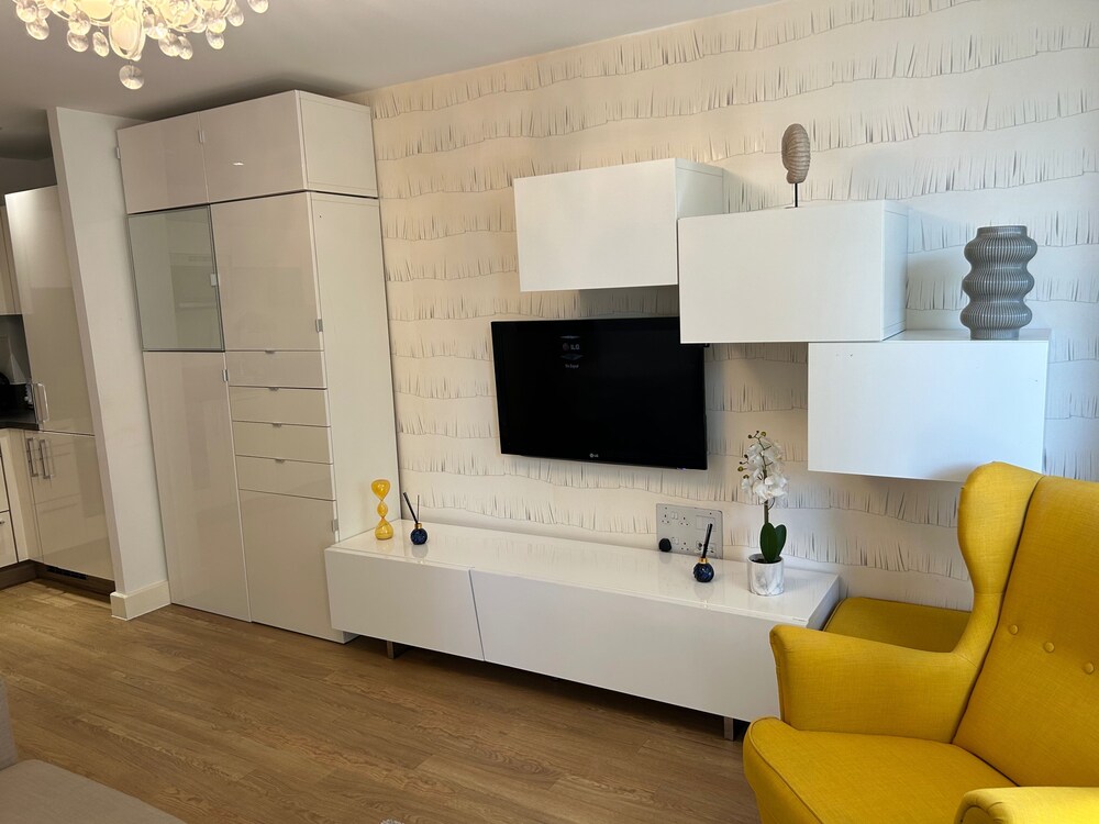 1-bed Apt, Sleeps 4, Central To Shops & Transport