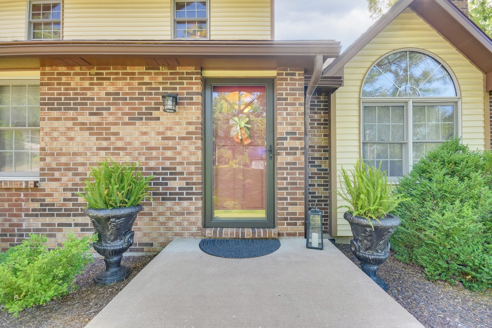 3 Mi to Dtwn Jefferson City: Family Home w/ Deck