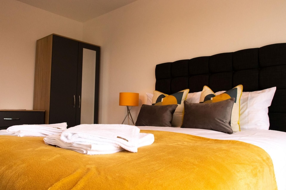 Livestay - 2bed Penthouse With Wrap Around Balcony view 2